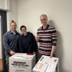 Das Personal von universi sichtlich erschöpft mit den letzten Umzugskartons