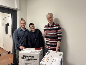 Das Personal von universi sichtlich erschöpft mit den letzten Umzugskartons